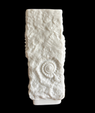 A Kaiser, West Germany, Bisque Blockvase, Fossilien Design, weiß