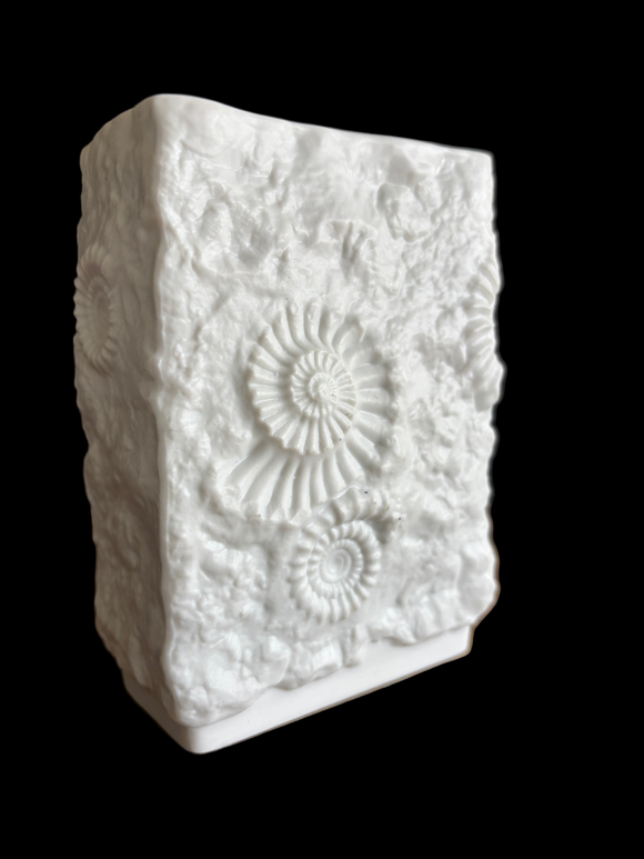 A Kaiser, West Germany, Bisque Blockvase, Fossilien Design, weiß